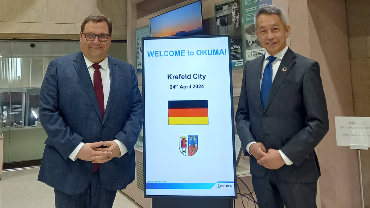 Der CEO der Firma Okuma, welche auch eine Zweigstelle in Krefeld besitzt, empfängt Oberbürgermeister Frank Meyer. Foto: Stadt Krefeld, Presse und Kommunikation